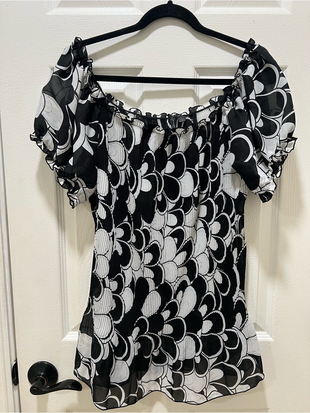 Jennifer Lloyd Black/White Floral Pleated Off Shoulder Puff Sleeve Blouse-Large